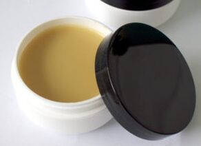 Φαρμακευτική αλοιφή με βάση τα βότανα για τη θεραπεία του ποδιού του αθλητή